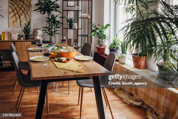 vegetarisches essen auf dem tisch - esstisch stock-fotos und bilder