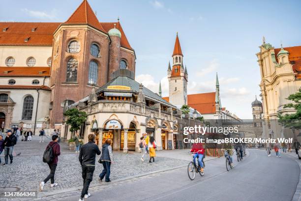 st. peter's church and old town hall, city centre at viktualienmarkt, pedestrian zone, munich, bavaria, germany - fußgängerzone stock-fotos und bilder