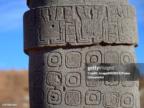 detail of pattern on the ponce monolith, pre-inca ruins of tiwanaku, also tiahuanaco, unesco world heritage site, department of la paz, bolivia - ruïnes van tiahuanaco stockfoto's en -beelden