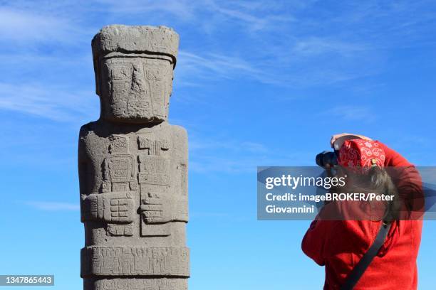 woman photographing the ponce monolith, pre-inca ruins of tiwanaku, also tiahuanaco, unesco world heritage site, la paz department, bolivia - ruïnes van tiahuanaco stockfoto's en -beelden