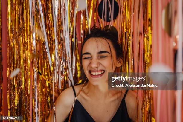 mulher jovem sorridente na festa - photomaton - fotografias e filmes do acervo