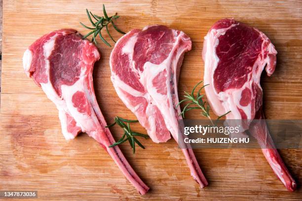 raw lamb chops, mutton steaks with rosemary. - lamm fleisch stock-fotos und bilder