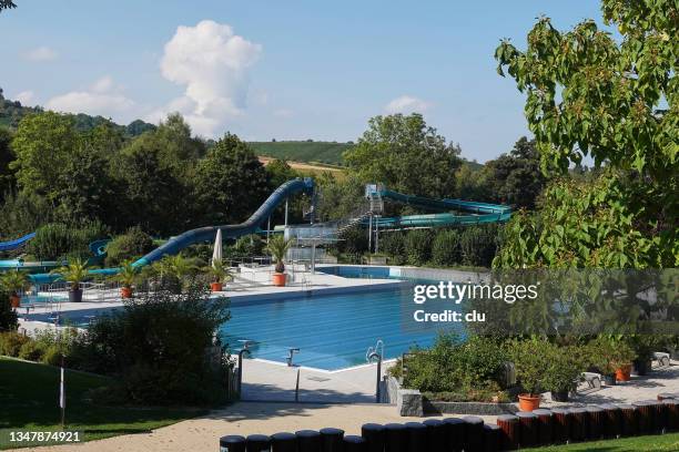 public swimming pool. - buitenbad stockfoto's en -beelden