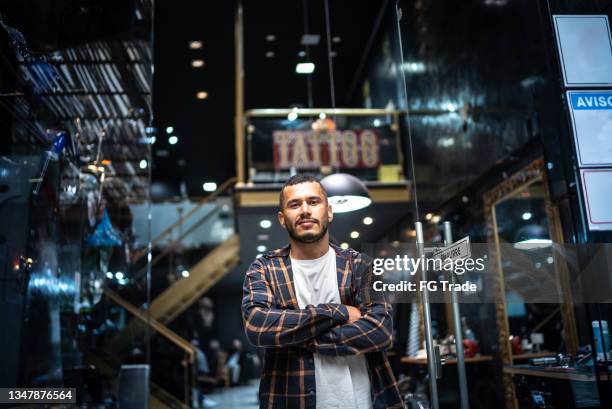 portrait of a mid adult man at the barber shop - barber shop stockfoto's en -beelden