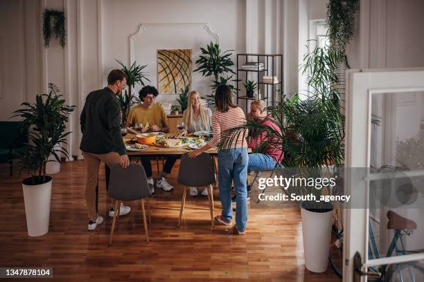 group of friends dining together - day celebration dinner arrivals stockfoto's en -beelden