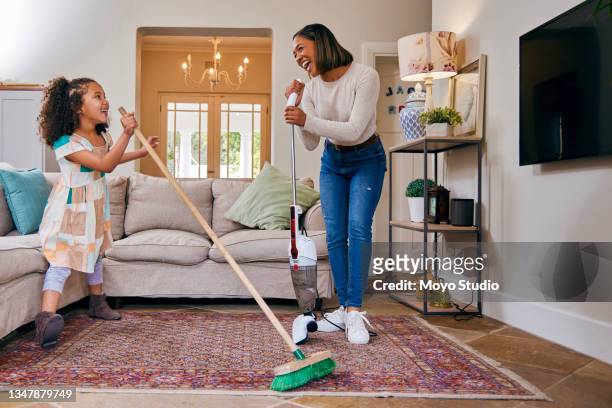 foto de mãe e filha se divertindo enquanto limpava a sala - afazeres domésticos - fotografias e filmes do acervo
