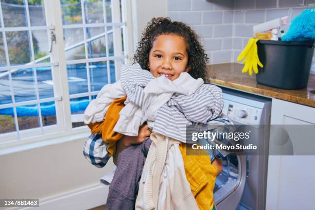 photo d’une petite fille tenant un tas de linge - clothing shot flat photos et images de collection