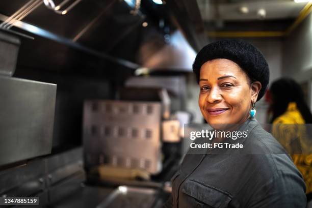 retrato de una mujer madura en una cocina comercial - comida rápida fotografías e imágenes de stock