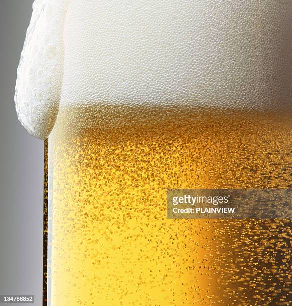 bolle di birra xxl - beer close up foto e immagini stock