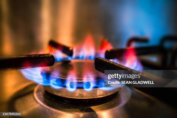 flames on gas hob - boca de fogão a gás - fotografias e filmes do acervo