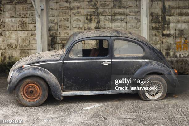 verlassener alter vw käfer mit platten reifen - rusty car stock-fotos und bilder