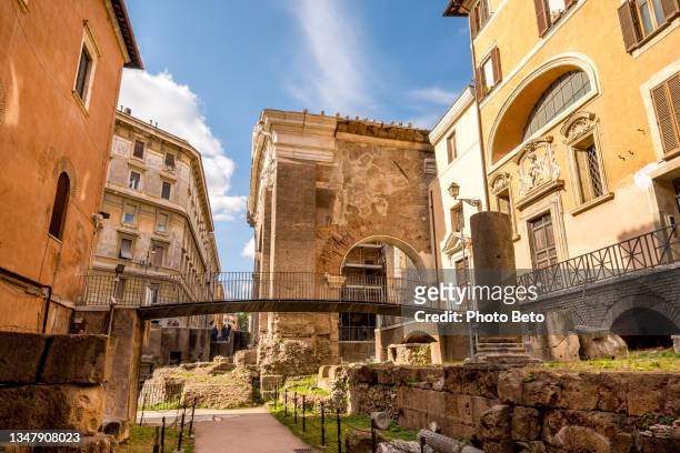 el templo romano del pórtico de ottavia en el gueto judío en el corazón histórico de roma - foro roma fotografías e imágenes de stock