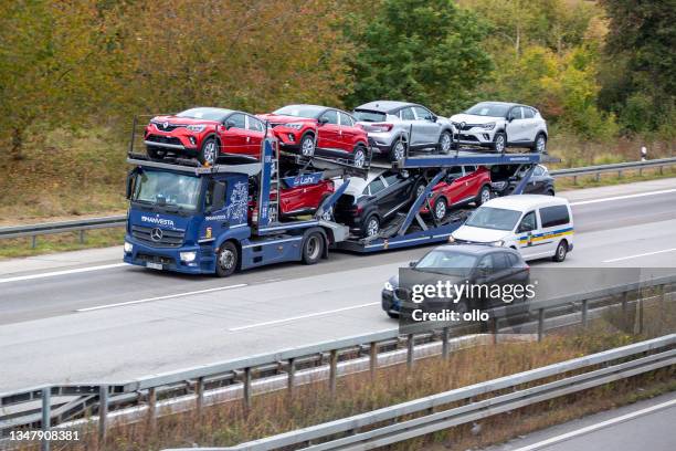 autotransporter auf der deutschen autobahn a3 - car transporter stock-fotos und bilder