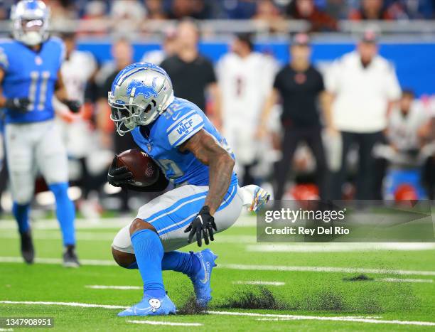 Andre Swift of the Detroit Lions runs the ball in the second half of the game against the Cincinnati Bengals at Ford Field on October 17, 2021 in...