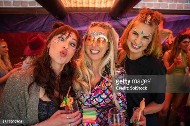 silly sisters - music festival uk stock pictures, royalty-free photos & images