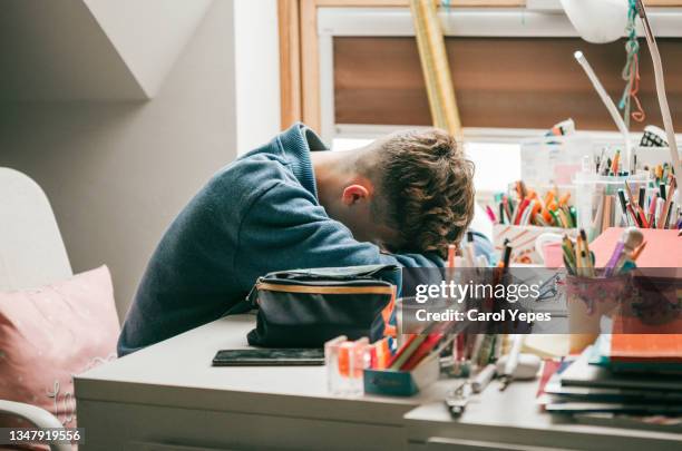 stressed student during home schooling pandemic alert - acoso escolar fotografías e imágenes de stock