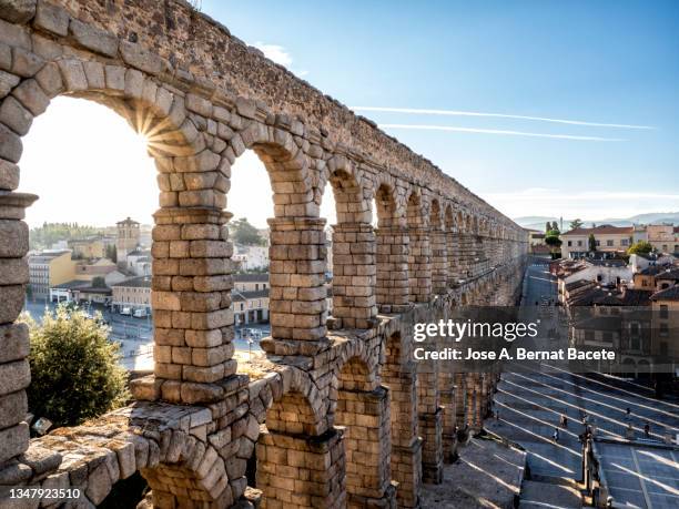 view of the acueducto romano (roman aqueduct) in the city of segovia. - segovia stock pictures, royalty-free photos & images