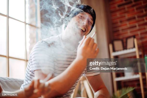 自宅でマリファナを使用する - タバコを吸う ス��トックフォトと画像