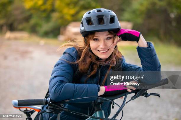 junge frau mit mtb-bike - wind fahrrad stock-fotos und bilder