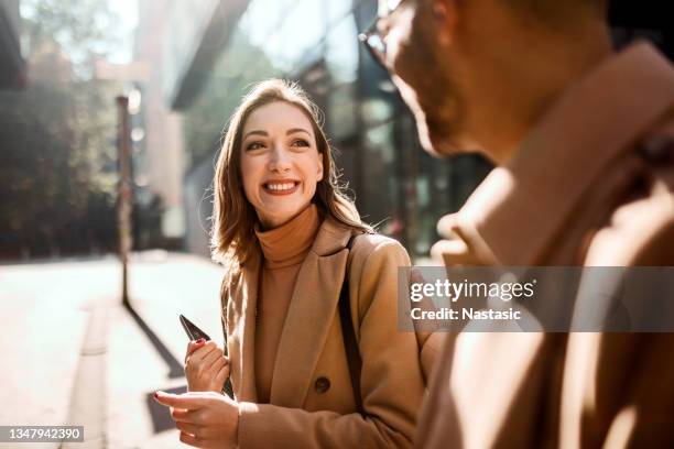 lächelnde geschäftsleute, die morgens zur arbeit gehen - professional woman coffee stock-fotos und bilder