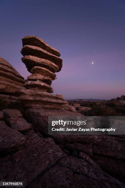 the screw in natural park of torcal of antequera at night with the moon and jupiter - paraje natural torcal de antequera stock-fotos und bilder