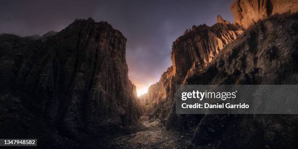 path of the dead, lord of the rings, the way is shut, sunset in new zealand - epic film stock-fotos und bilder