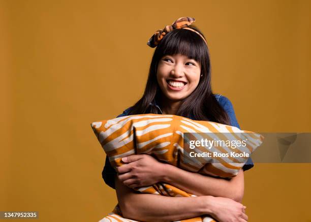 portrait of a woman - travesseiro imagens e fotografias de stock