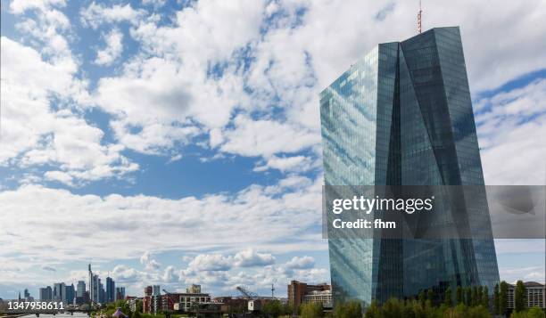 ecb building and frankfurt skyline (frankfurt/ main, germany) - ezb stock-fotos und bilder