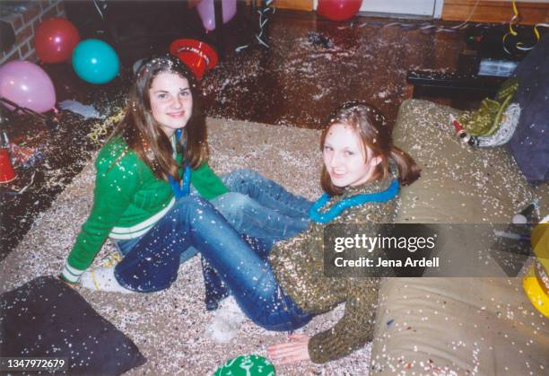 vintage new years eve party, best friends confetti celebration fun - new years eve party photos et images de collection