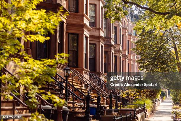 brownstone townhouses in park slope, brooklyn, new york city, usa - reihenhaus stock-fotos und bilder