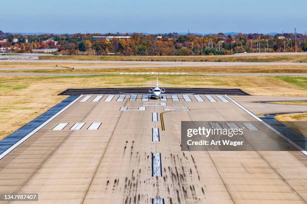 small jet ready for takeoff - nashville airport stock pictures, royalty-free photos & images