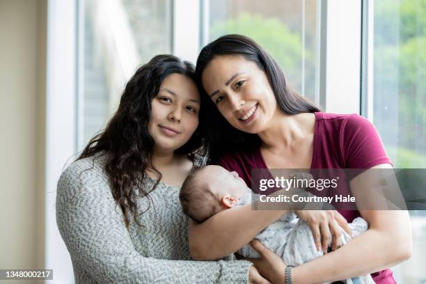 retrato de la foto familiar multigeneracional con el recién nacido en el hospital - embarazo de adolescente fotografías e imágenes de stock