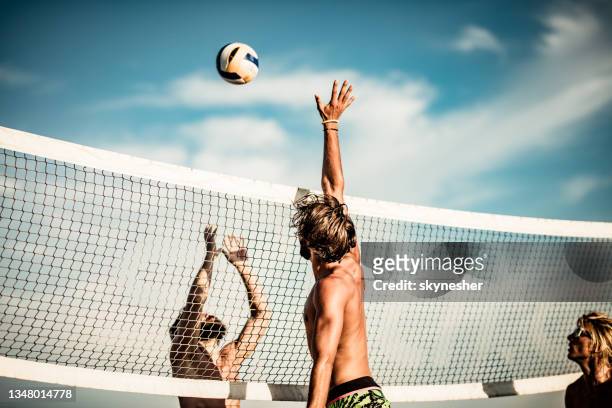 beachvolleyball am sommertag! - volleyball stock-fotos und bilder