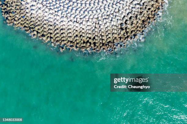 drone aerial view of lighthouse reef in the ocean - lighthouse reef - fotografias e filmes do acervo