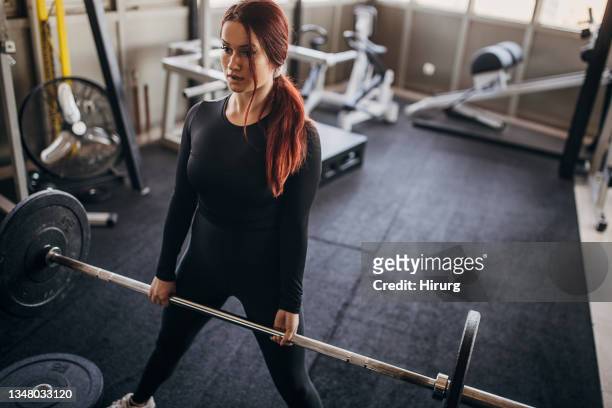 donna in forma che si esercita con i pesi - sollevamento pesi femminile foto e immagini stock