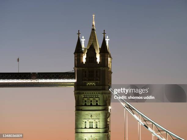 tower bridge at dusk - bridge architecture up close night stock pictures, royalty-free photos & images
