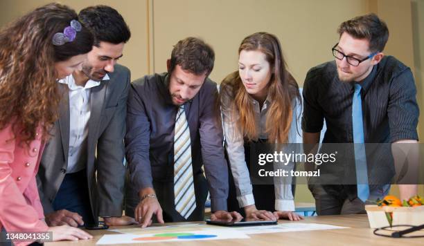 team meeting - crowdfunding concept stockfoto's en -beelden