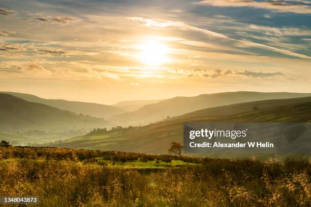 sunrise in swaledale - yorkshire fotografías e imágenes de stock