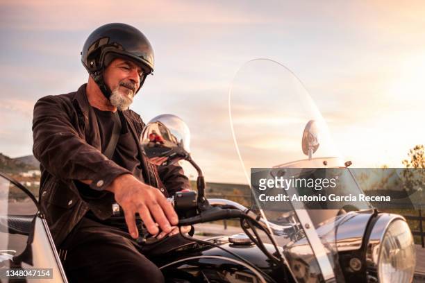 sidecar biker lifestyle parking outdoors - when travel was a thing of style stockfoto's en -beelden