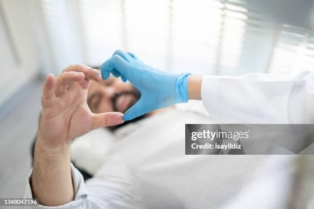 heart shape with doctor - intern menselijk orgaan stockfoto's en -beelden