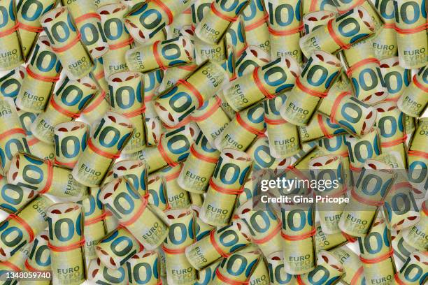 rolls of european banknotes of 100 euros - fajo de billetes de euro fotografías e imágenes de stock