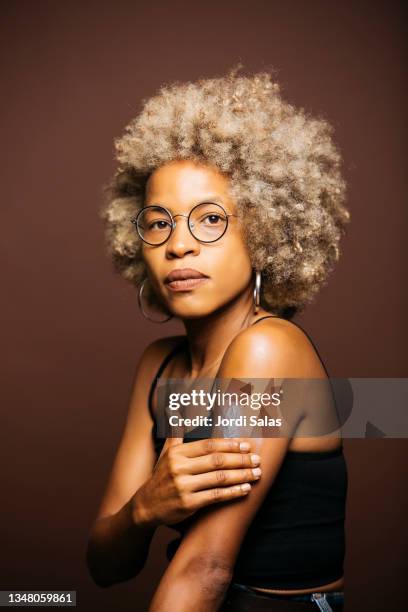 woman applying skin care cream on her arm - dry skin - fotografias e filmes do acervo