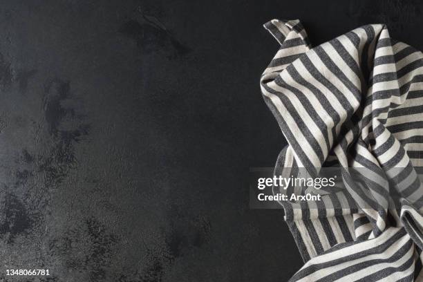 https://media.gettyimages.com/id/1348066781/photo/striped-linen-kitchen-textile-on-black-stone-background.jpg?s=612x612&w=gi&k=20&c=SrRt_ElZwG-Md8lIQJZpVjhibw4jbGAz4YGQu-XA1ZI=