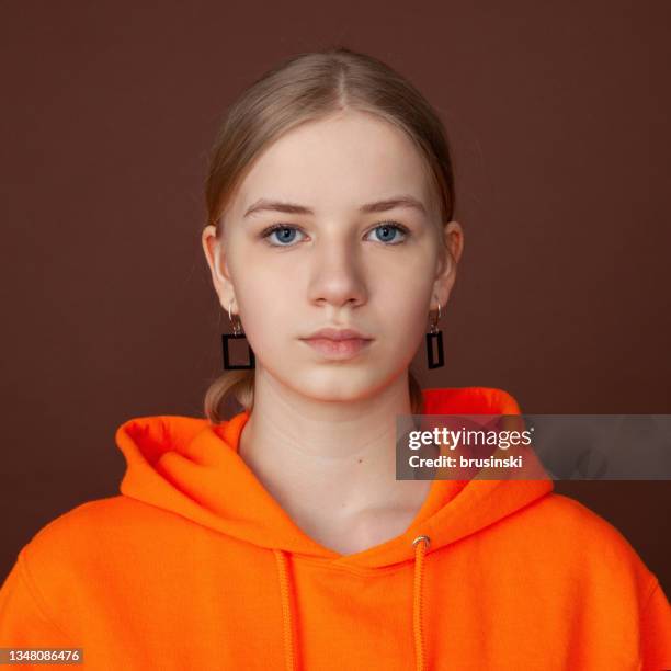 retrato de estudio de cerca de una adolescente rubia de 14 años - 15 year old blonde girl fotografías e imágenes de stock