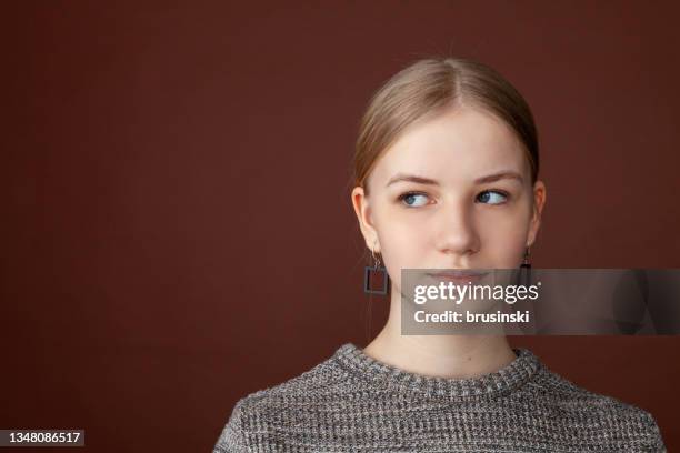 retrato de estudio de cerca de una adolescente rubia de 14 años - 15 year old blonde girl fotografías e imágenes de stock