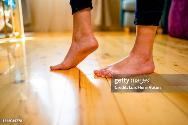 pies descalzos en el parquet - womans bare feet fotografías e imágenes de stock