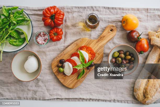 ensalada caprese - antipasto fotografías e imágenes de stock