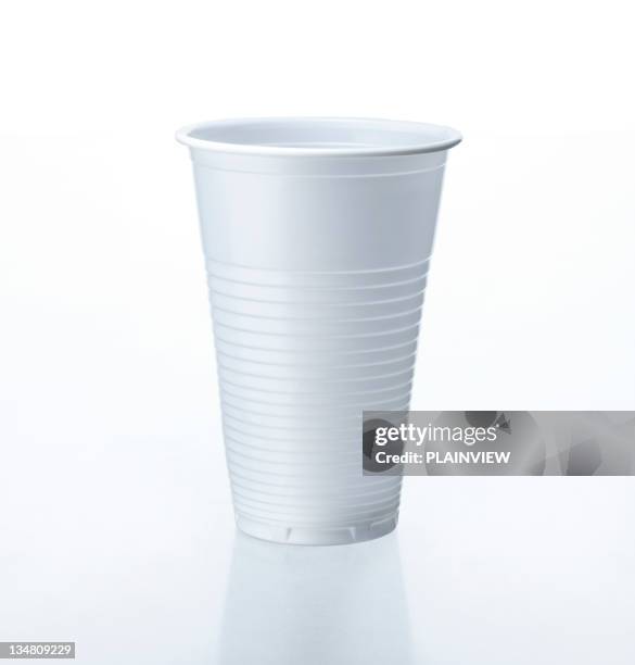 taza desechable - paper cup fotografías e imágenes de stock