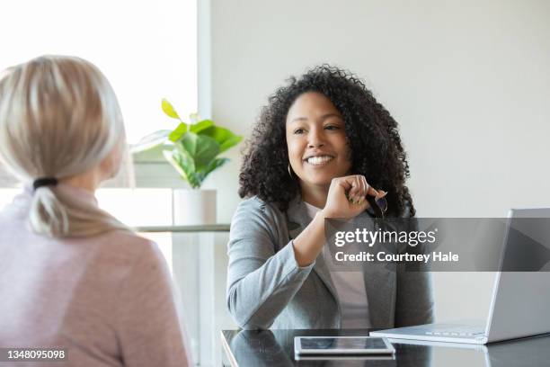financial aid consultant meeting with young woman - sponsor stockfoto's en -beelden