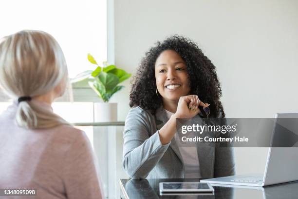 financial aid consultant meeting with young woman - orientar imagens e fotografias de stock